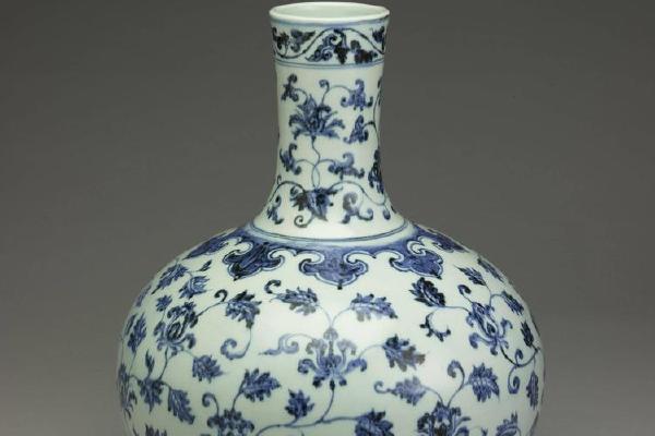 明 永乐  西元1368-1644年 永乐 青花番莲纹天球瓶