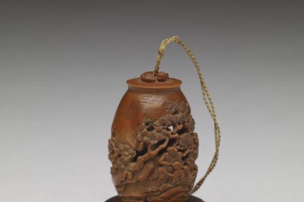 清 十七至十八世纪  西元1601-1800年 十七、十八世纪 陈子云 雕橄榄核松阴渔乐扇坠