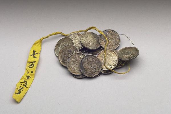 西元1644-1911年 银扣