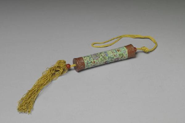 清 西元1644-1911年 草绿地粉彩缠枝花卉瓷牙签筒