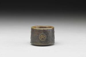 清 高宗  西元1736-1795年 乾隆 雕犀角嵌银丝扳指-1