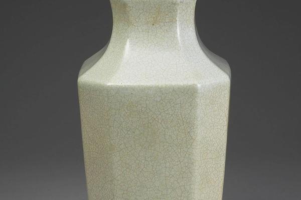清高宗 乾隆  西元1736-1795年 乾隆 哥釉八楞瓶