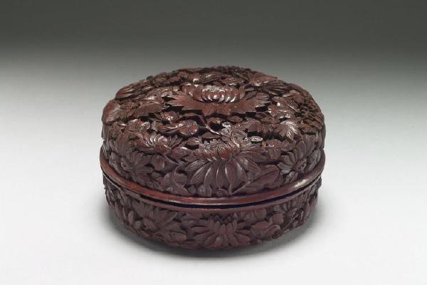 清 十八世纪  西元1701-1800年 剔红菊花小圆盒