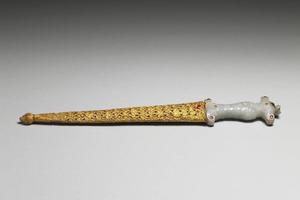 西元1644-1911年 清 雕玉水仙纹柄嵌宝石短剑
