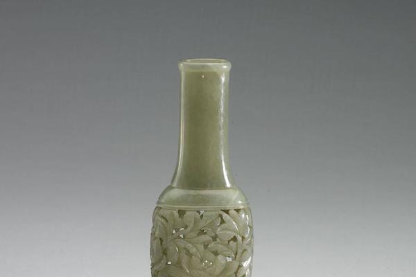西元1644-1911年 清 青玉镂空番莲扁圆瓶