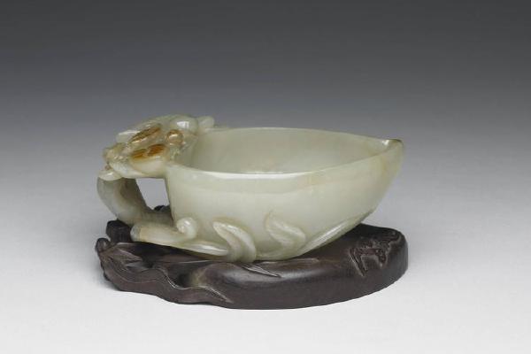 明中晚期 西元1368-1644年 玉花鸟纹桃形水盛