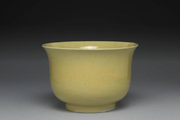 明 西元1426-1435年 宣德 黄釉仰钟式碗