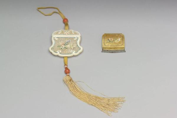 西元1644-1911年 清 镂雕象牙火镰盒 附火镰