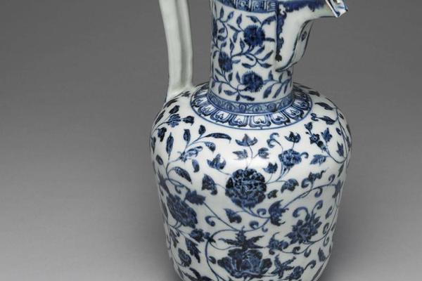 明 永乐-宣德  西元1403-1435年 永乐-宣德 青花花卉纹执壶(盖为清代后配)