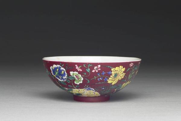 雍正 西元1723-1735年 清 雍正 洋彩瓷红地四季花卉钟