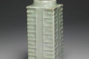 南宋到元 西元13世纪 龙泉窑青瓷琮式瓶