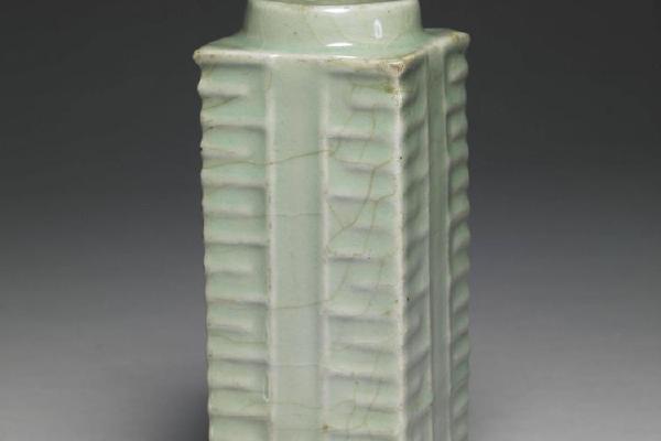 南宋到元 西元13世纪 龙泉窑青瓷琮式瓶
