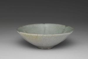 南宋 西元960-1279年 官窑青瓷葵口碗