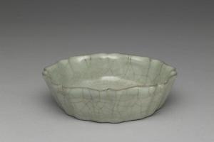 南宋-元  西元13-14世纪 官窑 青瓷花式洗