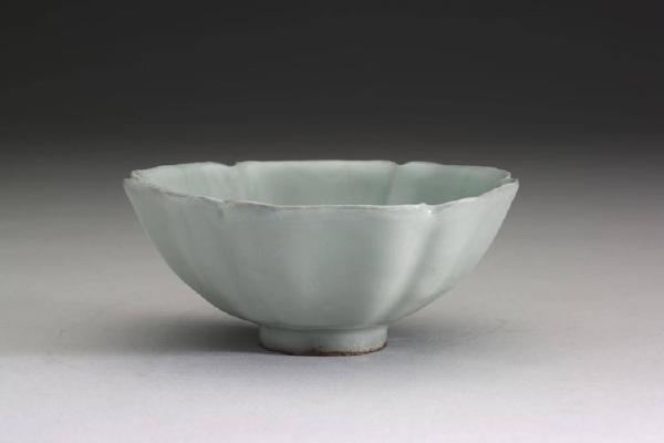 南宋  西元1127-1279年 官窑 青瓷葵花式碗