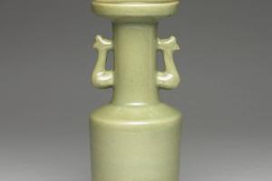 宋-元 西元1250-1400年 龙泉窑 青瓷凤耳纸搥瓶