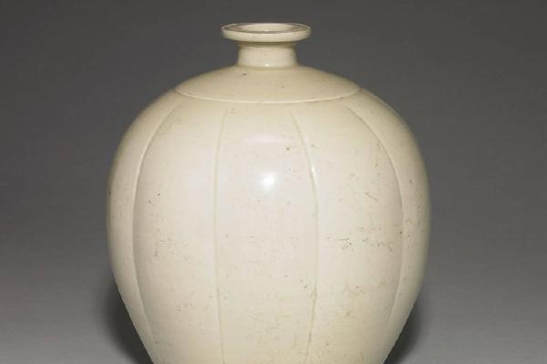 北宋 西元960-1127年 定窑 白瓷瓜棱罐