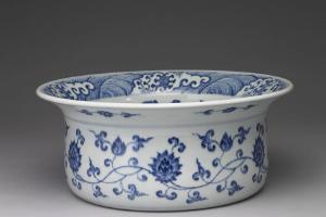 雍正 西元1723-1735年 清 雍正 青花缠枝花卉纹折沿洗