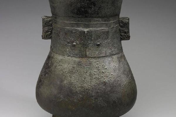 商后期 后期 殷墟中期 西元前13-前12世纪 兽面纹贯耳壶