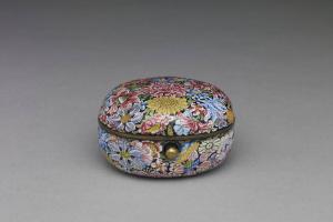 雍正 西元1723-1735年 清 雍正 画珐瑯花卉椭圆盒