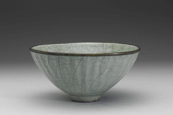 南宋-元  西元13-14世纪 官窑 青瓷莲瓣碗