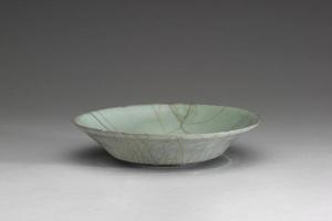 南宋 西元1127-1279年 官窑青瓷葵口盘