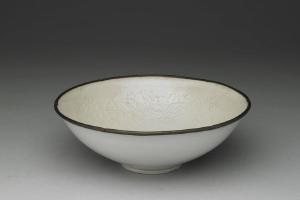 金   西元1115-1234年 定窑 牙白印花牡丹螭文葵瓣口碗
