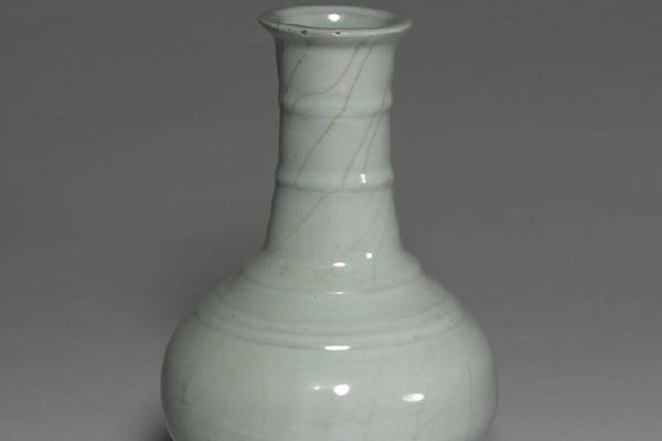 南宋  西元1127-1279年 官窑 青瓷弦纹瓶