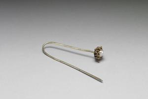 清 西元1644-1911年 银镀金嵌珠花首针