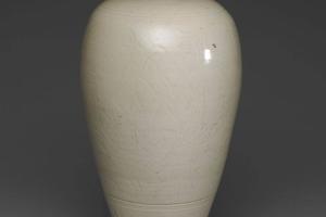 北宋 西元11-12世纪 定窑 白瓷划花莲纹梅瓶