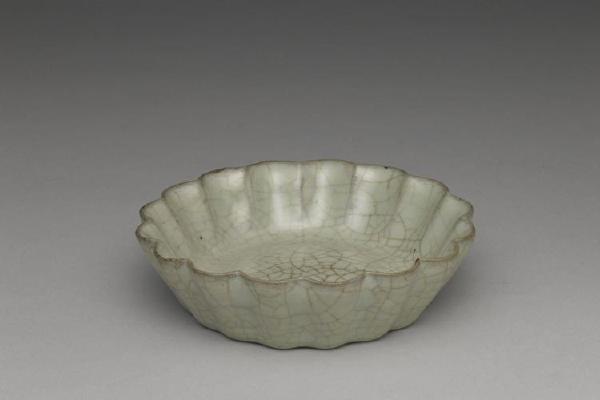 南宋-元  西元13-14世纪 官窑 月白青瓷花式洗