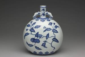 雍正 西元1723-1735年 清 雍正 青花花果纹如意耳扁壶