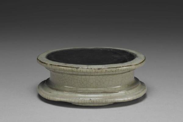 南宋-元 西元1279-1368年 米色青瓷椭圆砚（原为器座，后改制成砚台）