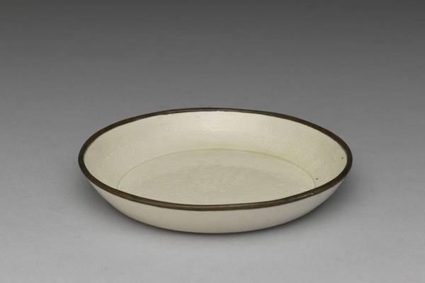 北宋~金 十二~十三世纪 西元1101-1300年 定窑 印花鸳鸯穿莲碟