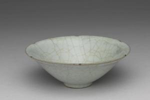 南宋-元  西元13-14世纪 官窑 青瓷葵口碗
