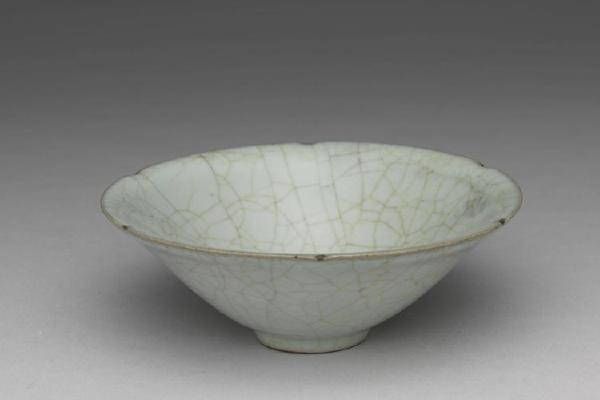 南宋-元  西元13-14世纪 官窑 青瓷葵口碗