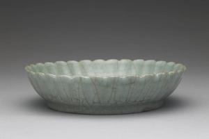 南宋  西元12-13世纪 官窑 青瓷菊花式盘