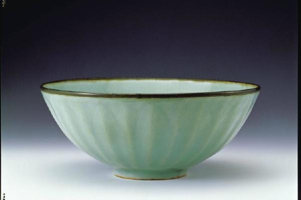 南宋 西元960-1279年 龙泉窑 青瓷莲瓣碗十三世纪
