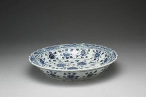 明 永乐  西元1403-1424年 永乐 青花缠枝花卉纹莲花式盘
