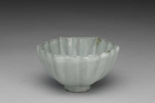 南宋  西元13世纪 龙泉窑 青瓷菱花式碗