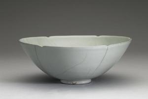 南宋  西元12-13世纪 官窑 青瓷葵口碗-5