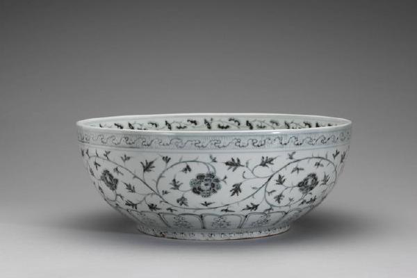 明 西元1271-1368年 洪武 青花瓷缠枝牡丹纹大碗