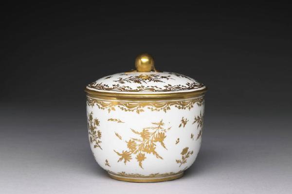 十八世纪法国赛佛尔窑白釉金彩花卉瓷罐