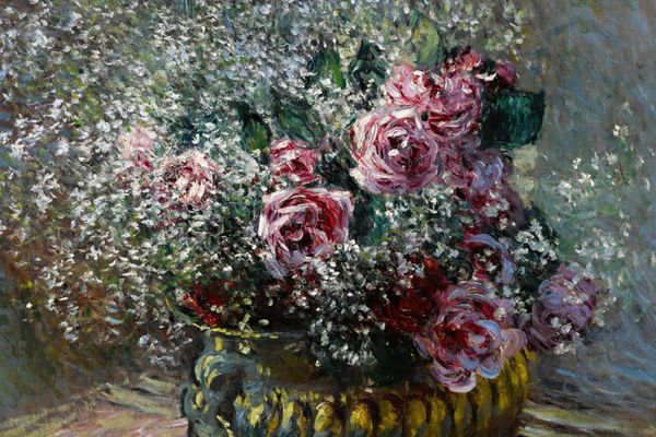 Fleurs dans un pot Roses et brouillard