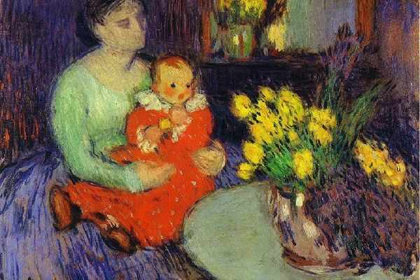 MКre et enfant devant un vase de fleurs