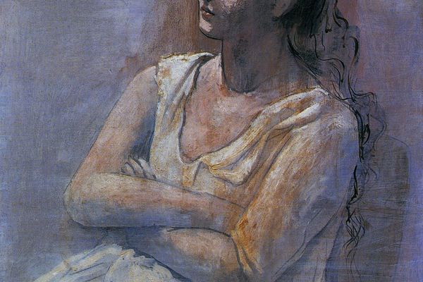 Femme assise dans un fauteuil1
