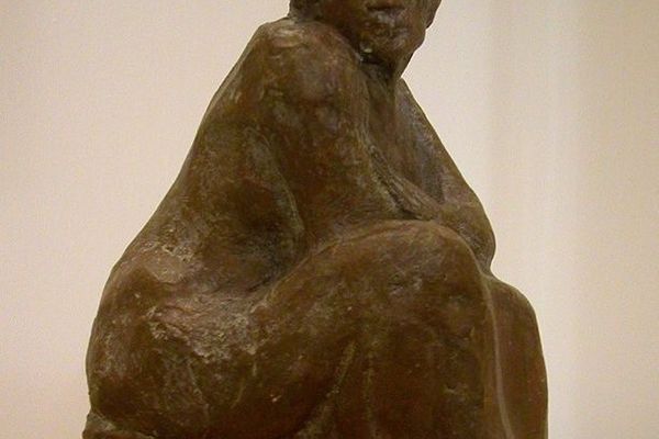 Femme assise au capuchon