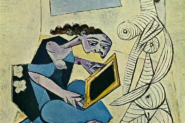 Femme devant une coiffeuse