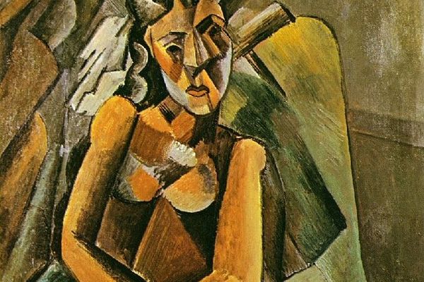 Femme assise dans un fauteuil en mangeant des fleurs