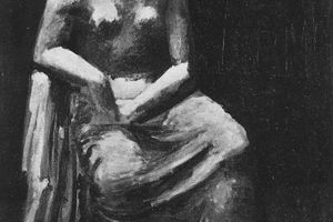 Femme assise dans un fauteuil